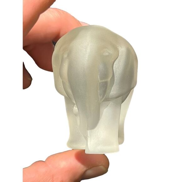 Vintage SPG Frosted Glass Standing Elephant Figurine 1991. Paperweight.Shelfdeco - Picture 4 of 7